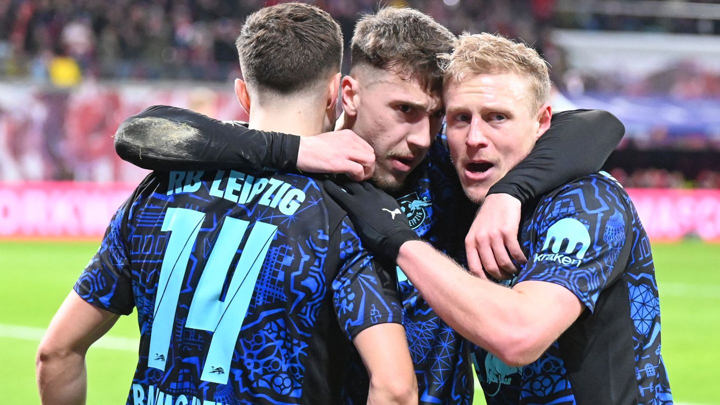 Xaver Schlager (r) konnte gegen Dortmund noch die eigenen Treffer bejubeln. Foto: David Hammersen/dpa