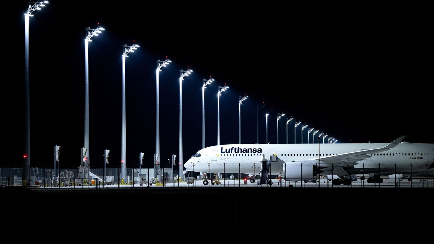 Am Münchner Flughafen mussten Passagiere über Nacht in mehreren Lufthansa-Maschinen ausharren. (Symbolbild) Foto: Sven Hoppe/dpa