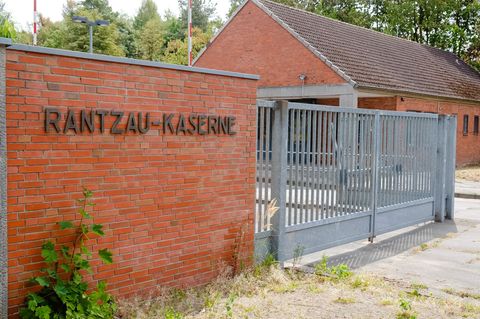 Weil die Bundeswehr die alte Rantzau-Kaserne in Boostedt möglicherweise wieder selbst nutzen will, stehen die Pläne des Landes i