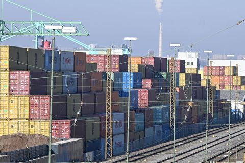 Statistisches Landesamt: Exporte 2025 leicht gestiegen. (Symbolbild) Foto: Bernd Weißbrod/dpa