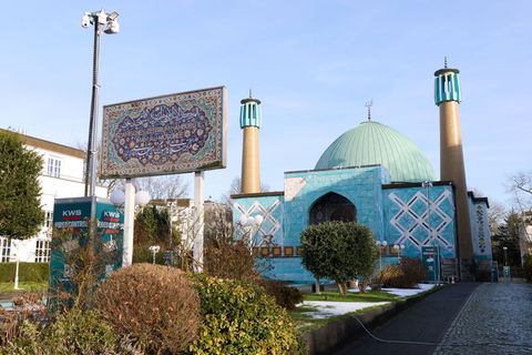 Ein Termin für eine Verhandlung über das IZH-Verbot ist noch nicht in Sicht. (Archivbild) Foto: Georg Wendt/dpa