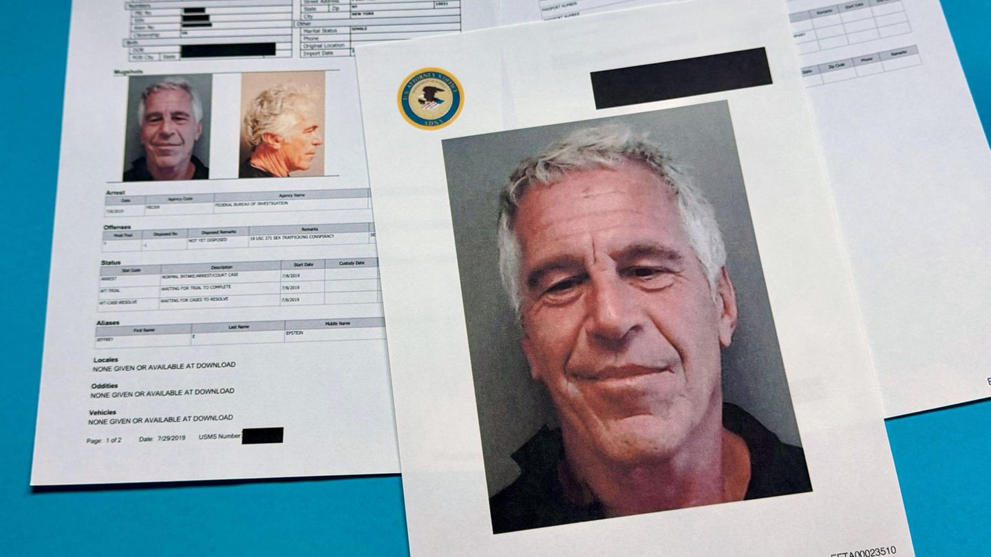 Dokumente mit geschwärzten Passagen aus den vom US-Justizministerium freigegebenen Jeffrey-Epstein-Akten
