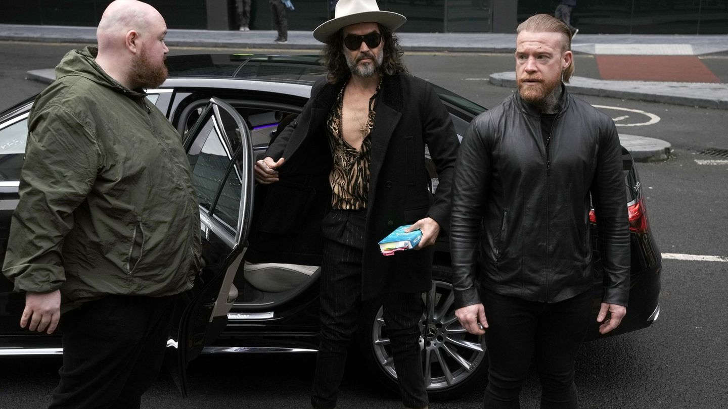 Der britische Schauspieler Russell Brand ist wegen schwerer sexueller Straftaten angeklagt. Er bestreitet die Vorwürfe. Foto: Je