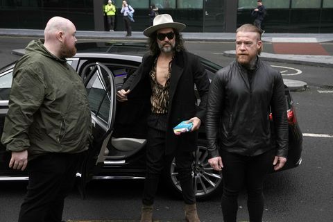 Der britische Schauspieler Russell Brand ist wegen schwerer sexueller Straftaten angeklagt. Er bestreitet die Vorwürfe. Foto: Je