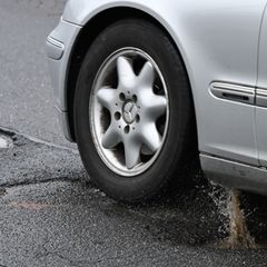Wenn Wasser bei frostigen Temperaturen in feine Risse eindringt, können Schlaglöcher entstehen. (Symbolbild) Foto: Michael Brand