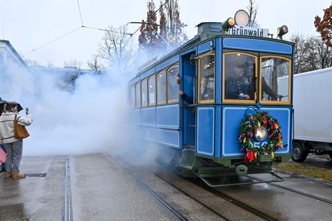 Seit eineinhalb Jahrhunderten rollt die Tram durch München. Foto: Peter Kneffel/dpa