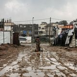 Deir al-Balah, Gaza. Im Flüchtlingslager Bureij haben starke Regenfälle zahlreiche Zelte weggeschwemmt und die Straßen überflutet. Die humanitär sehr schwierigen Lebensbedingungen der durch israelische Angriffe vertriebenen Palästinenser verschärfen sich so weiter.