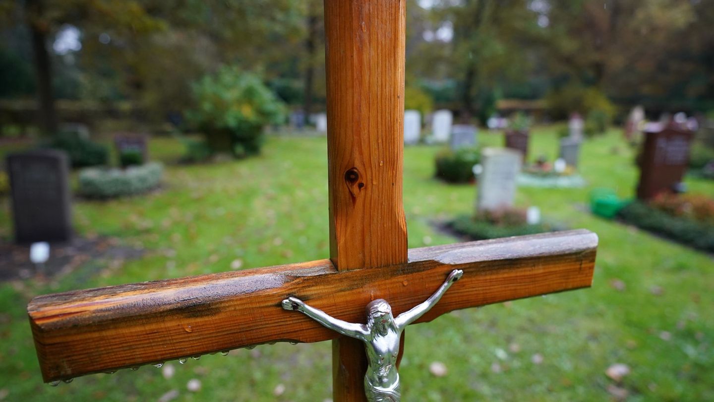 Mehrere Bronzestatuen wurden auf einem Friedhof gestohlen. (Symbolbild) Foto: Marcus Brandt/dpa