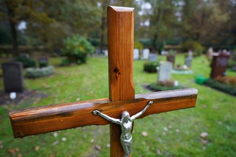 Mehrere Bronzestatuen wurden auf einem Friedhof gestohlen. (Symbolbild) Foto: Marcus Brandt/dpa