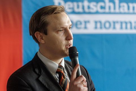 Kevin Dorow von der AfD-Jugendorganisation spricht in ein Mikro