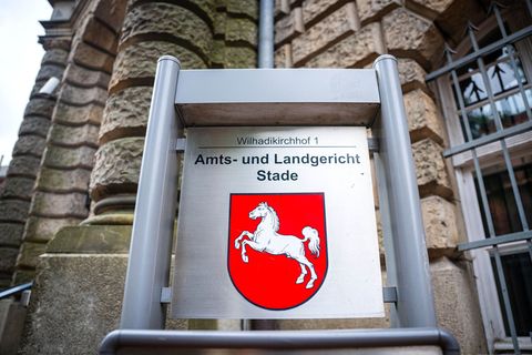 Ein 46-Jähriger soll seinen Sohn beauftragt haben, die Tochter zu töten. (Symbolbild) Foto: Sina Schuldt/dpa-Pool/dpa