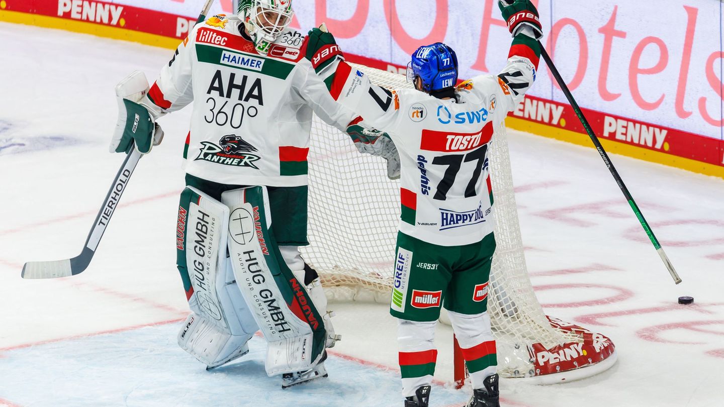 Goalie Markus Keller (l) ist wieder zurück auf dem Eis. (Archivbild) Foto: Andreas Gora/dpa