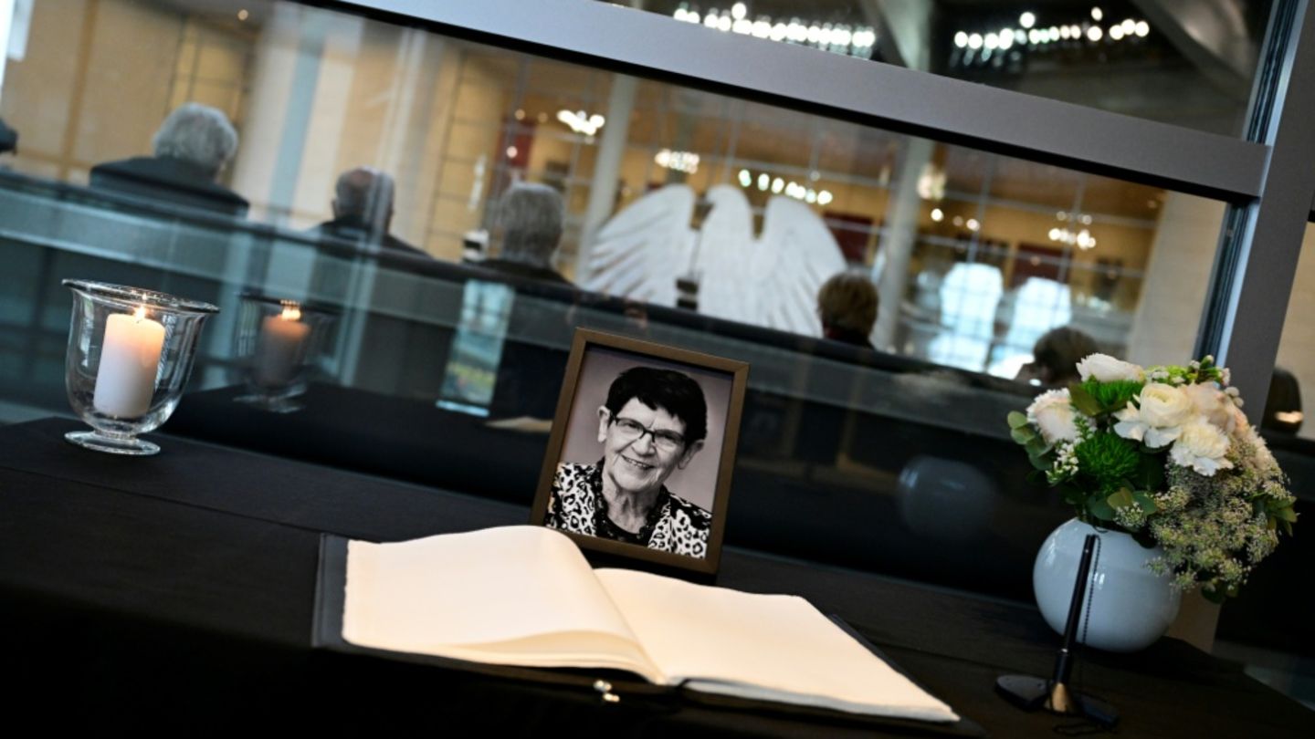 Kondolenzbuch für Rita Süssmuth im Bundestag