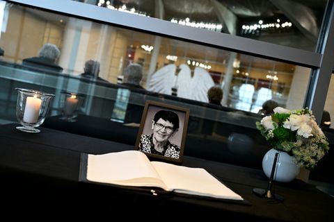 Kondolenzbuch für Rita Süssmuth im Bundestag