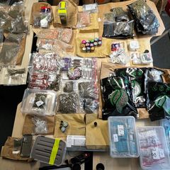 Die Tatverdächtigen sollen Drogen über die sozialen Netzwerke angeboten haben. (Handout) Foto: Polizei Köln/dpa