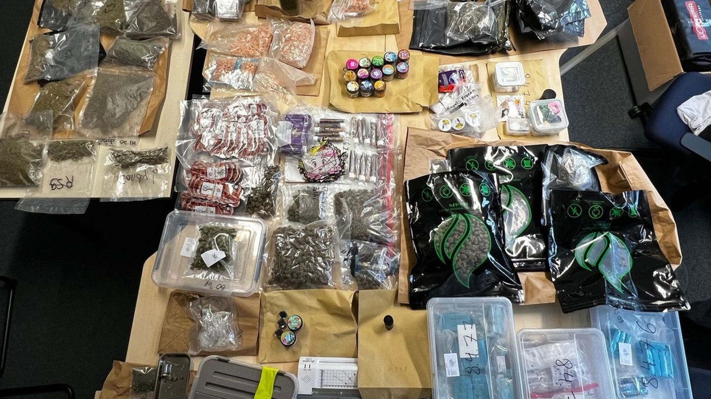 Die Tatverdächtigen sollen Drogen über die sozialen Netzwerke angeboten haben. (Handout) Foto: Polizei Köln/dpa