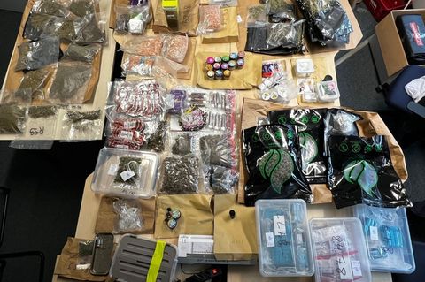 Die Tatverdächtigen sollen Drogen über die sozialen Netzwerke angeboten haben. (Handout) Foto: Polizei Köln/dpa