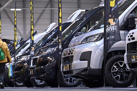 Wohnmobile können höhere sechsstellige Summen kosten und sind nicht für jedermann erschwinglich. (Symbolbild) Foto: Martin Schut