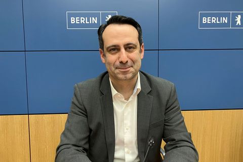 Berlins Sozialstaatssekretär Aziz Bozkurt sieht beim Hilfesystem für wohnungslose Menschen Verbesserungsbedarf. Foto: Stefan Kru