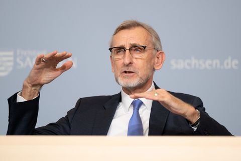 Der sächsische Innenminister Armin Schuster (CDU) sieht das neue Polizeigesetz auf der Höhe der Zeit. Foto: Sebastian Kahnert/dp