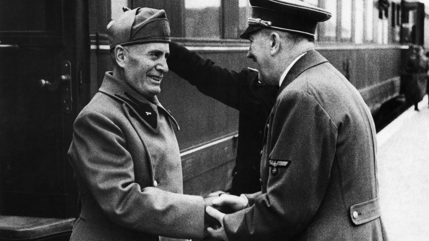Am 22. April 1944 begrüßt Hitler seinen italienischen Verbündeten Mussolini zu einem Treffen in Schloss Kleßheim bei Salzburg