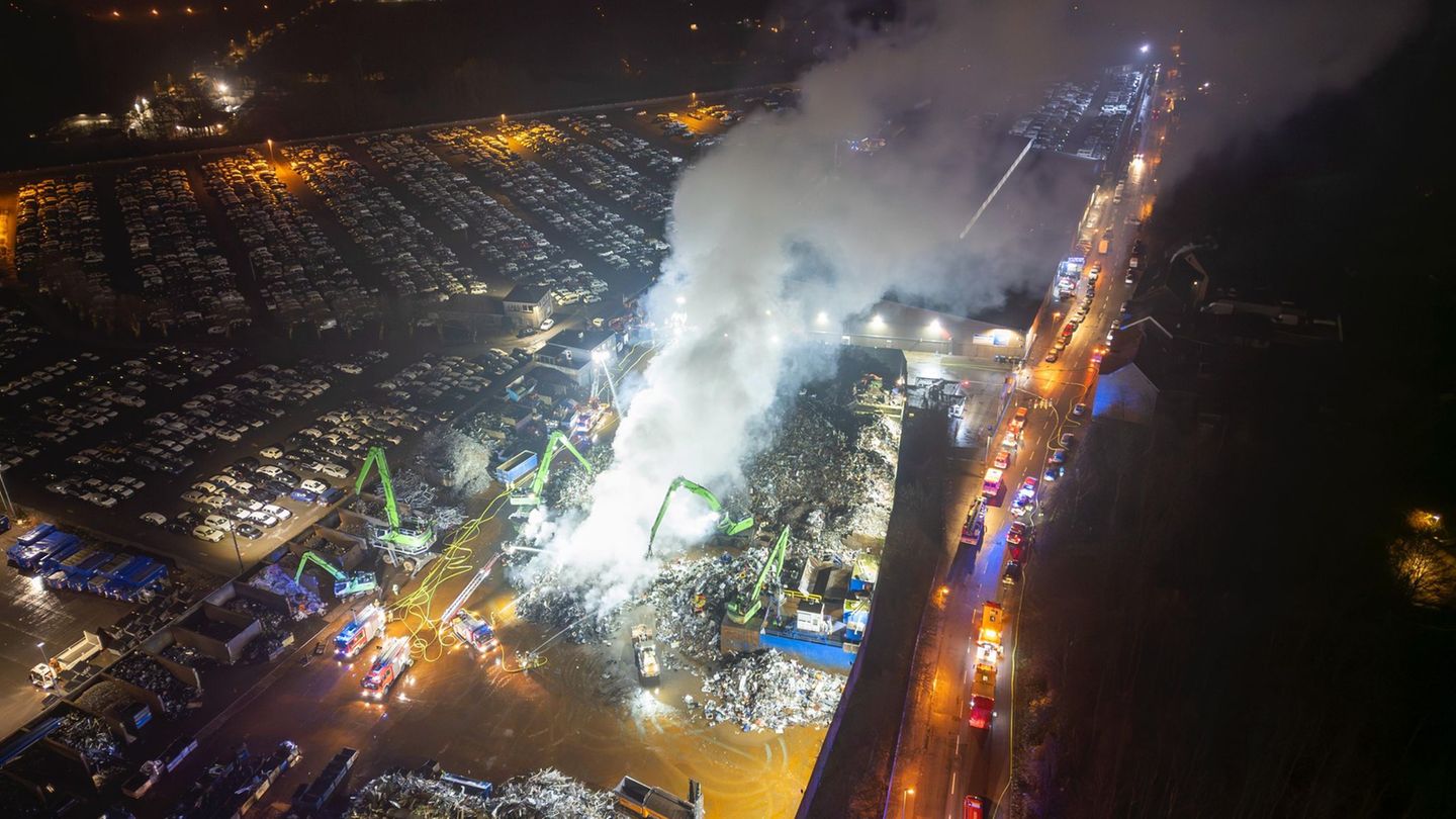 Großbrand auf einem Essener Schrottplatz: Der Qualm zog bis Dortmund Foto: -/Feuerwehr Essen/dpa