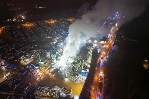 Großbrand auf einem Essener Schrottplatz: Der Qualm zog bis Dortmund Foto: -/Feuerwehr Essen/dpa
