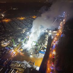 Großbrand auf einem Essener Schrottplatz: Der Qualm zog bis Dortmund Foto: -/Feuerwehr Essen/dpa