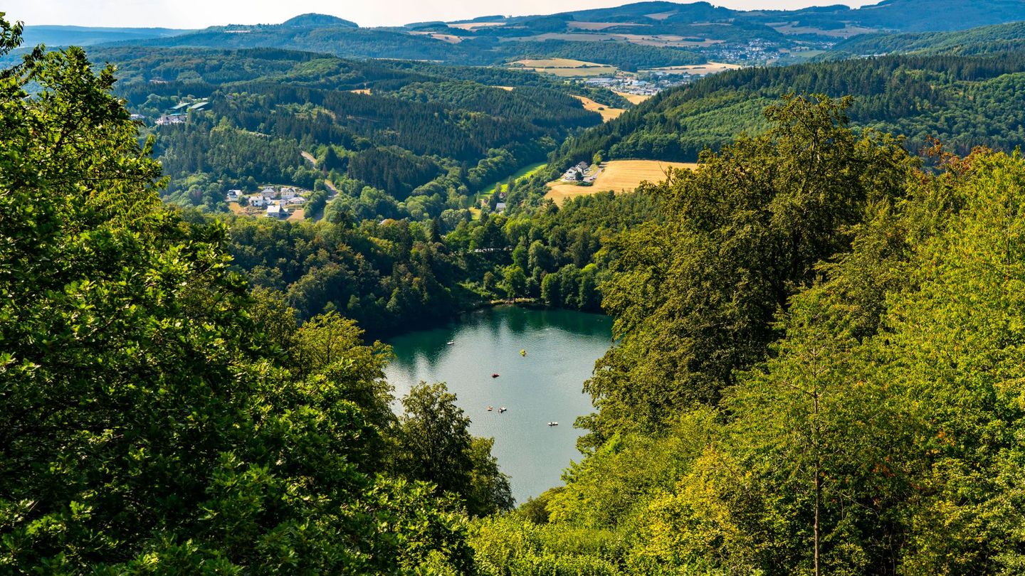 Der Wanderweg HeimatSpur MaareGlück verbindet die eindrucksvollsten Maare der Vulkaneifel.