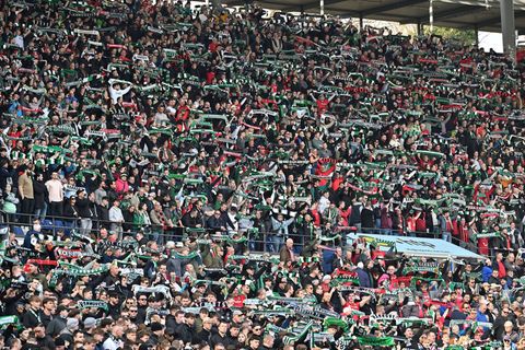Hannover-Fans beim Derby gegen Eintracht Braunschweig. (Archivbild) Foto: Swen Pförtner/dpa