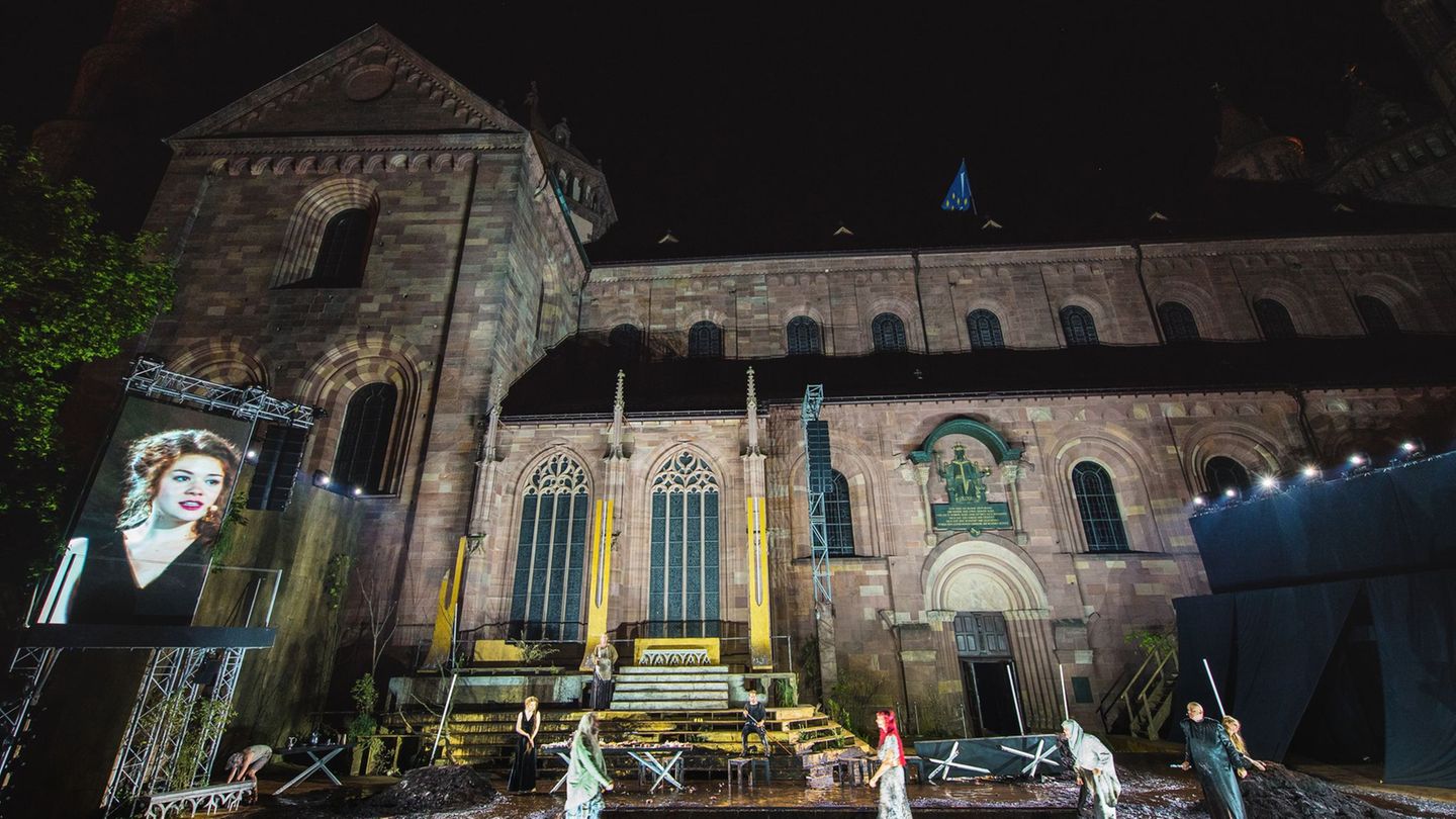 Die Nibelungenfestspiele finden auf einer Bühne vor dem Dom statt in Worms statt und sind Teil des Kultursommers. (Archivfoto) F