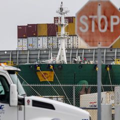 Containerschiff im Hafen von Oakland