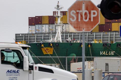 Containerschiff im Hafen von Oakland