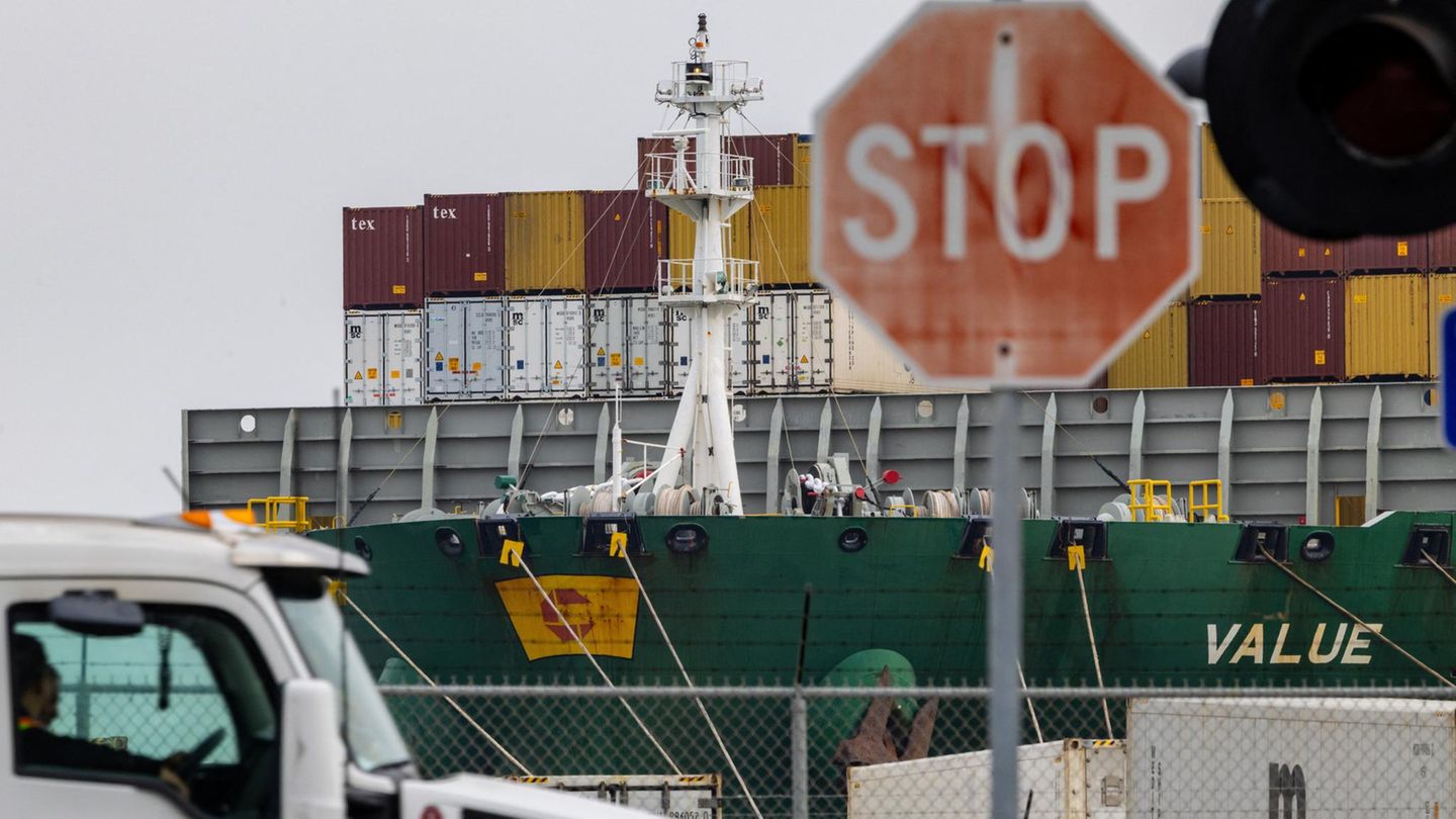 Containerschiff im Hafen von Oakland