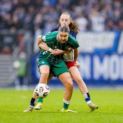 Larissa Mühlhaus von Werder Bremen (l,) rückt in das Aufgebot der DFB-Frauen nach. Foto: Philipp Szyza/dpa