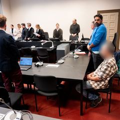 Der Angeklagte weigerte sich, zur Urteilsverkündung aufzustehen. Foto: Daniel Bockwoldt/dpa