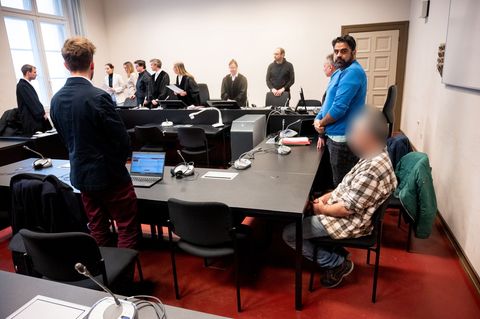 Der Angeklagte weigerte sich, zur Urteilsverkündung aufzustehen. Foto: Daniel Bockwoldt/dpa