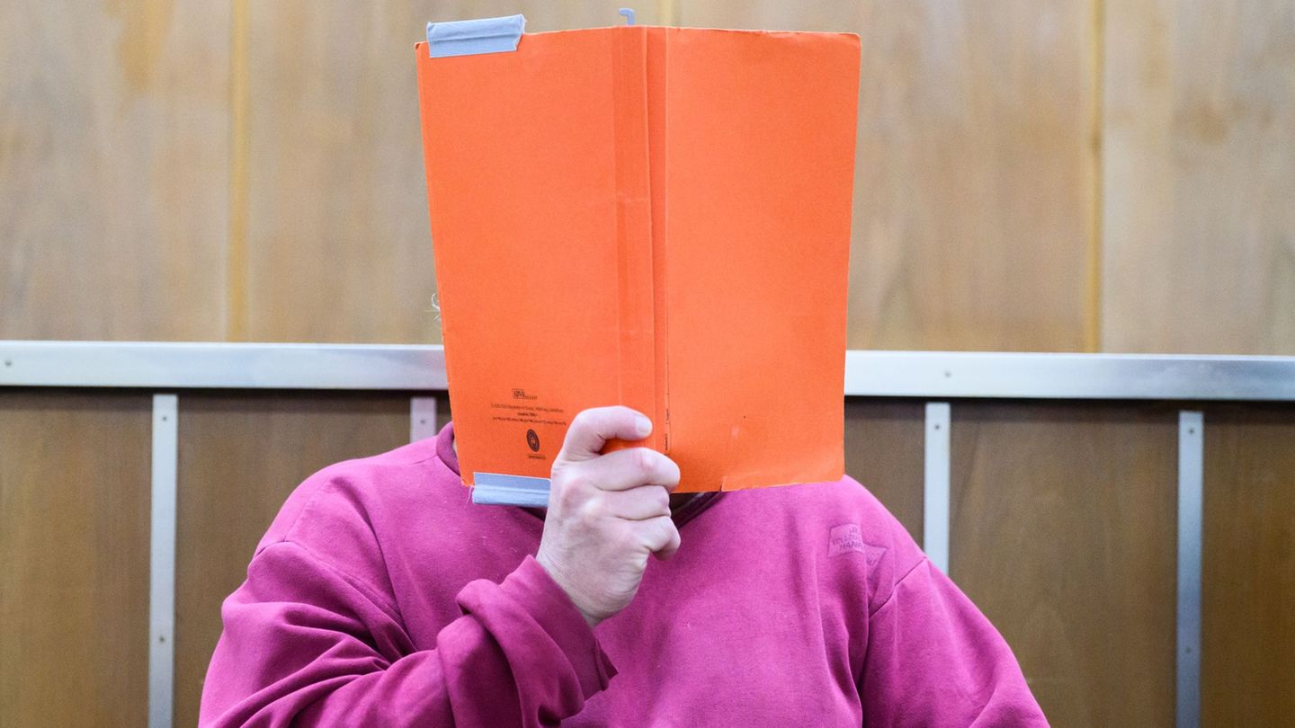 Der Angeklagte kommt in den Gerichtssaal im Landgericht Hannover. Foto: Julian Stratenschulte/dpa