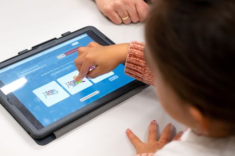 Im Saarland soll mit einer App festgestellt werden, wie gut ein Kind Deutsch kann. (Archivbild) Foto: Peter Kneffel/dpa