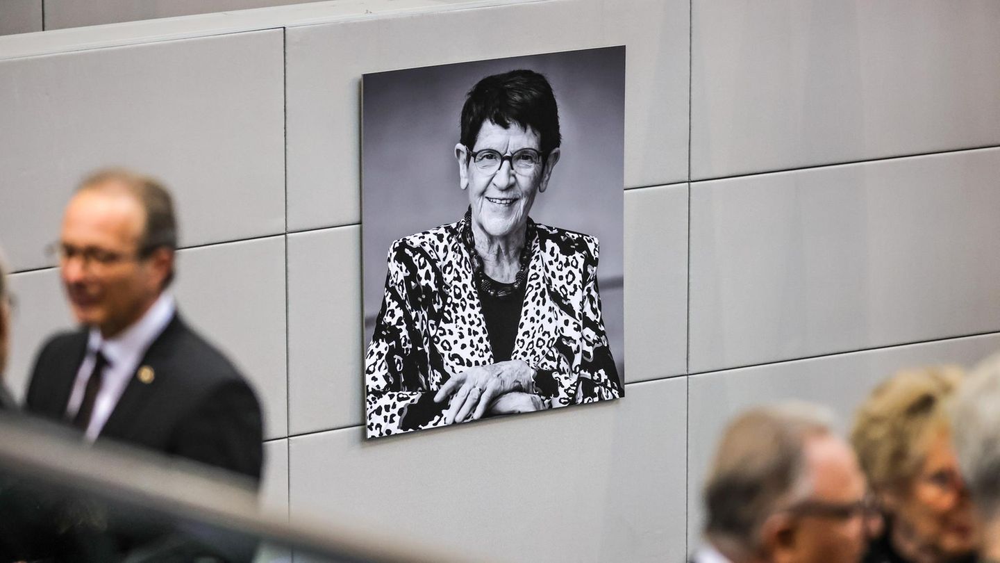 Berlin, Deutschland. Ihr Bild hängt groß im Bundestag – dem Parlament, das Rita Süssmuth zehn Jahre lang als Präsidentin geleitet hat. Mit einem Trauerstaatsakt nahm die deutsche Politik Abschied von der verstorbenen CDU-Politikerin. Süssmuth gehörte von 1987 bis 2002 dem Bundestag an und war von 1988 bis 1998 dessen Präsidentin. Kanzler Friedrich Merz würdigte sie als „Ausnahmepolitikerin“.