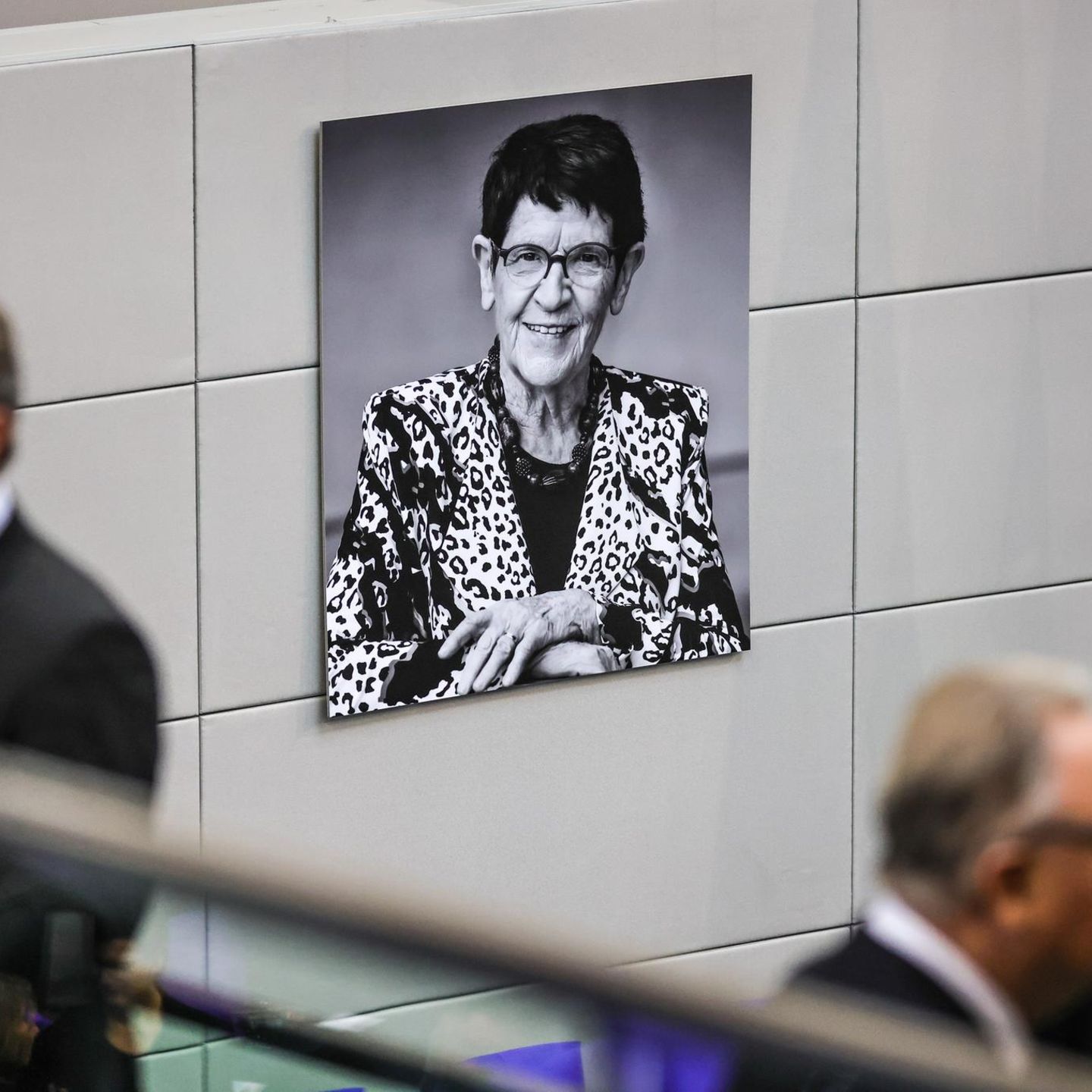 Berlin, Deutschland. Ihr Bild hängt groß im Bundestag – dem Parlament, das Rita Süssmuth zehn Jahre lang als Präsidentin geleitet hat. Mit einem Trauerstaatsakt nahm die deutsche Politik Abschied von der verstorbenen CDU-Politikerin. Süssmuth gehörte von 1987 bis 2002 dem Bundestag an und war von 1988 bis 1998 dessen Präsidentin. Kanzler Friedrich Merz würdigte sie als „Ausnahmepolitikerin“.