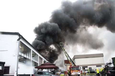 Die Feuerwehr brachte den Brand unter Kontrolle. Foto: Josef Reisner/dpa