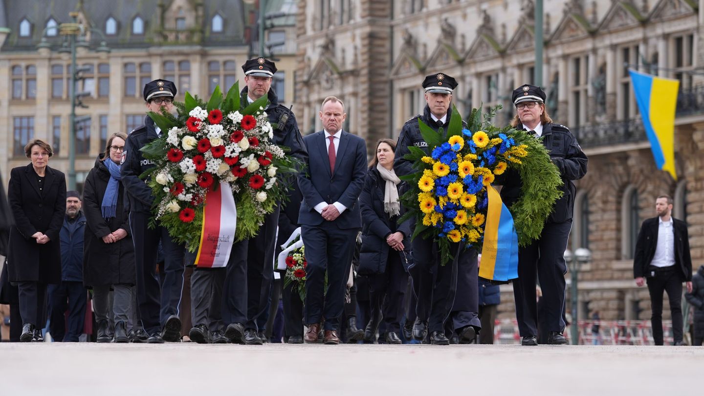 Hamburg gedenkt am vierten Jahrestag des russischen Angriffs auf die Ukraine der zahlreichen Toten und Verletzten. Foto: Marcus