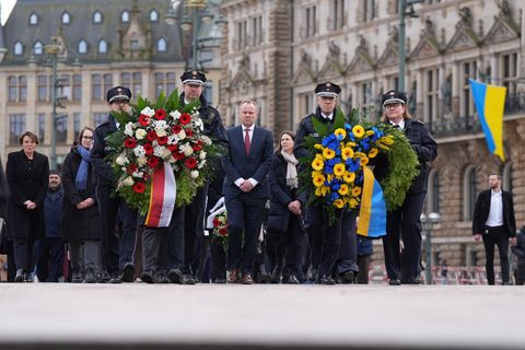 Hamburg gedenkt am vierten Jahrestag des russischen Angriffs auf die Ukraine der zahlreichen Toten und Verletzten. Foto: Marcus