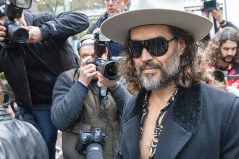 Im Leoparden-Hemd mit offenen Knöpfen erschien Russell Brand am Dienstag vor Gericht.