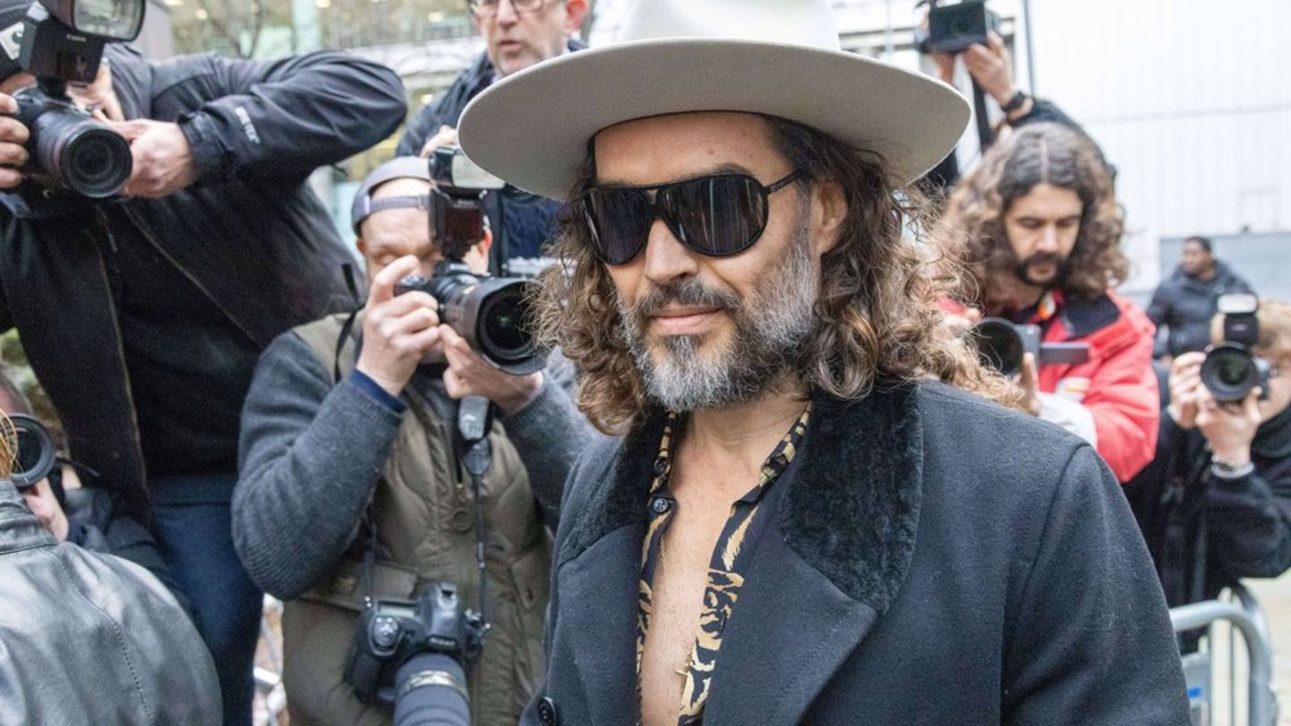 Im Leoparden-Hemd mit offenen Knöpfen erschien Russell Brand am Dienstag vor Gericht.
