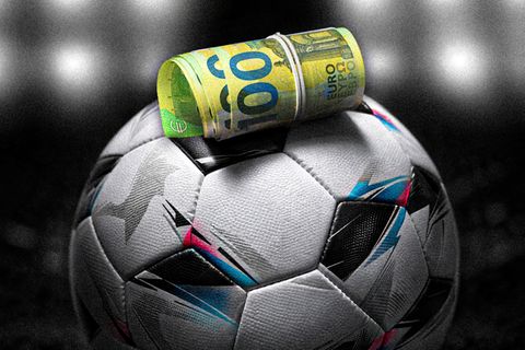 Ein Fussball, auf dem ein Geldbündel liegt und Sportwetten symbolisieren soll