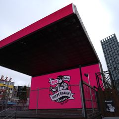 Vor 400 Jahren war der Hamburger Berg noch grüne Wiese, später entwickelte sie sich zur berühmt-berüchtigten Amüsiermeile. Foto: