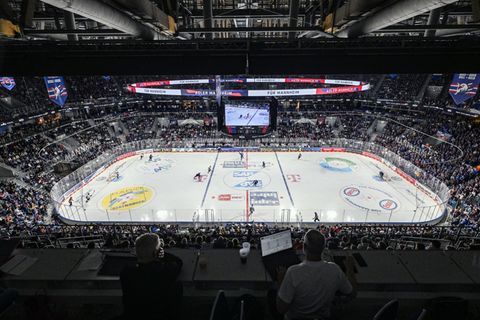 Die Adler Mannheim verkündeten die Vertragsverlängerung mit Talent Max Penkin. (Archivbild) Foto: Uli Deck/dpa