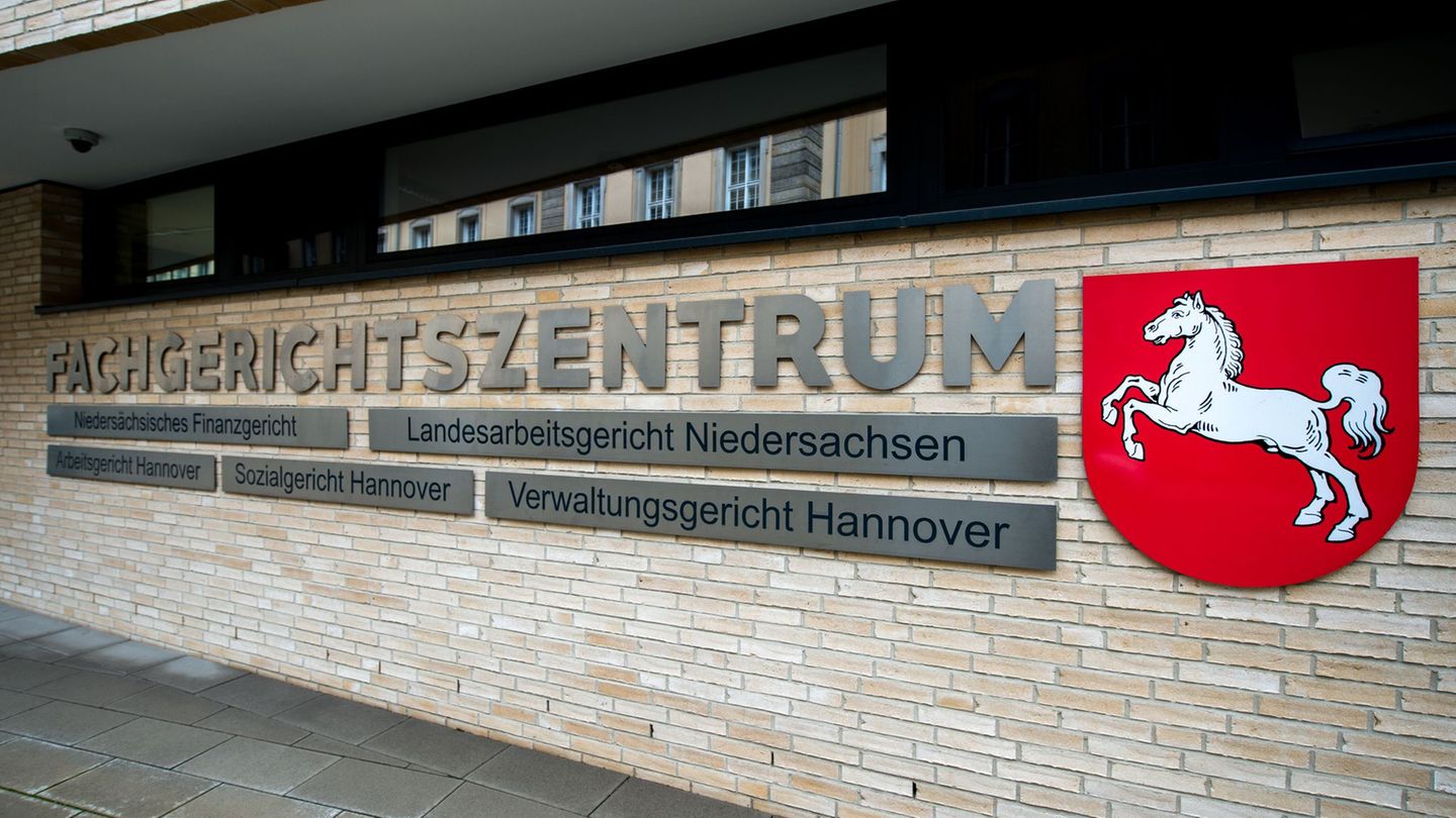 Das Landesarbeitsgericht verhandelt im Mai über die Klage von Zentrum gegen VW. (Symbolbild) Foto: Hauke-Christian Dittrich/dpa